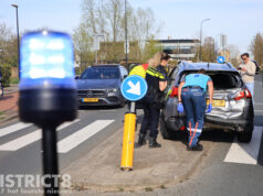 Twee kinderen gewond na aanrijding tussen personenauto en busje Oosteinde Den Haag