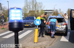 Twee kinderen gewond na aanrijding tussen personenauto en busje Oosteinde Den Haag