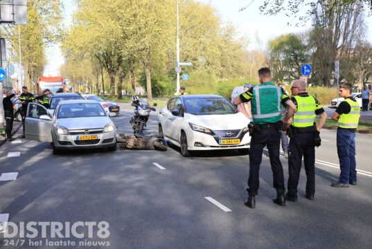 Scooterrijder zwaargewond na aanrijding met personenauto President Kennedylaan Den Haag