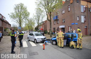 Flinke schade na ongeval tussen twee auto’s op kruispunt Valkenlaan Delft