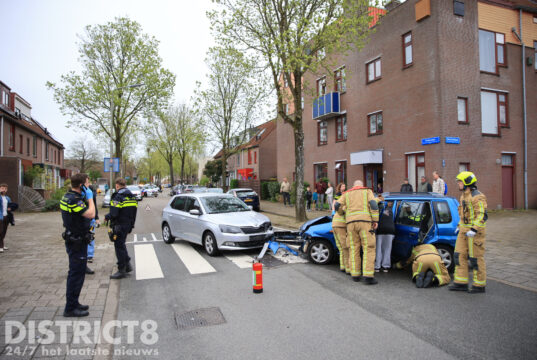 Flinke schade na ongeval tussen twee auto’s op kruispunt Valkenlaan Delft