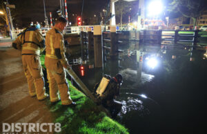 Vondst van scooter en kledingstukken leidt tot inzet hulpdiensten Kanaalweg Delft