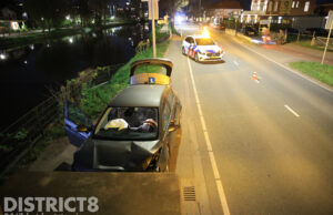 Lesauto botst tegen betonnen pijler van brug Westvlietweg Den Haag