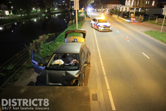 Lesauto botst tegen betonnen pijler van brug Westvlietweg Den Haag