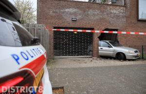 Rijbewijs ingenomen nadat vrouw met auto door muur heen rijdt Scheepensstraat Den Haag