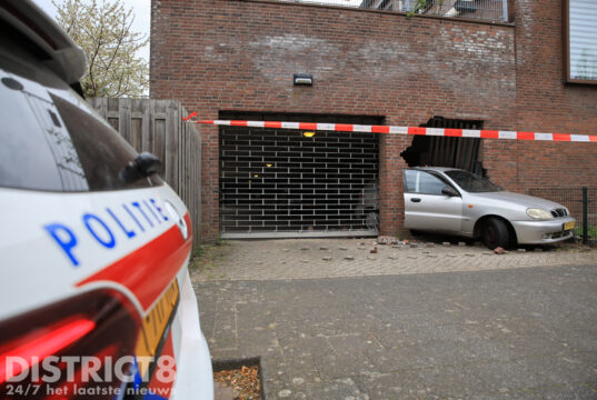 Rijbewijs ingenomen nadat vrouw met auto door muur heen rijdt Scheepensstraat Den Haag