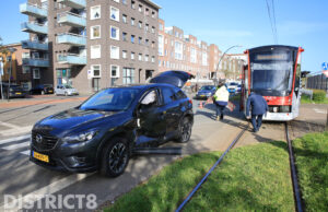 Automobilist gewond na aanrijding met tram 16 Laan van Wateringse Veld Den Haag