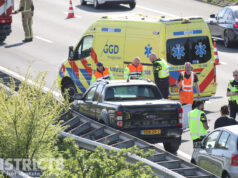Flinke file na aanrijding waarbij voertuig in vangrail belandt A4 Rijswijk