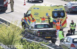 Flinke file na aanrijding waarbij voertuig in vangrail belandt A4 Rijswijk