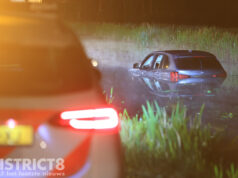 Auto raakt van de weg en belandt in water Voorweg Zoetermeer