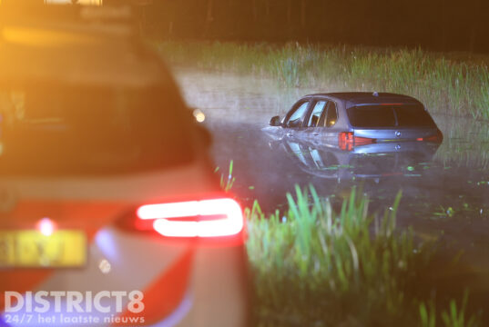 Auto raakt van de weg en belandt in water Voorweg Zoetermeer