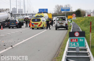 Twee gewonden en veel schade na fors ongeval tussen drie voertuigen A4 Den Hoorn