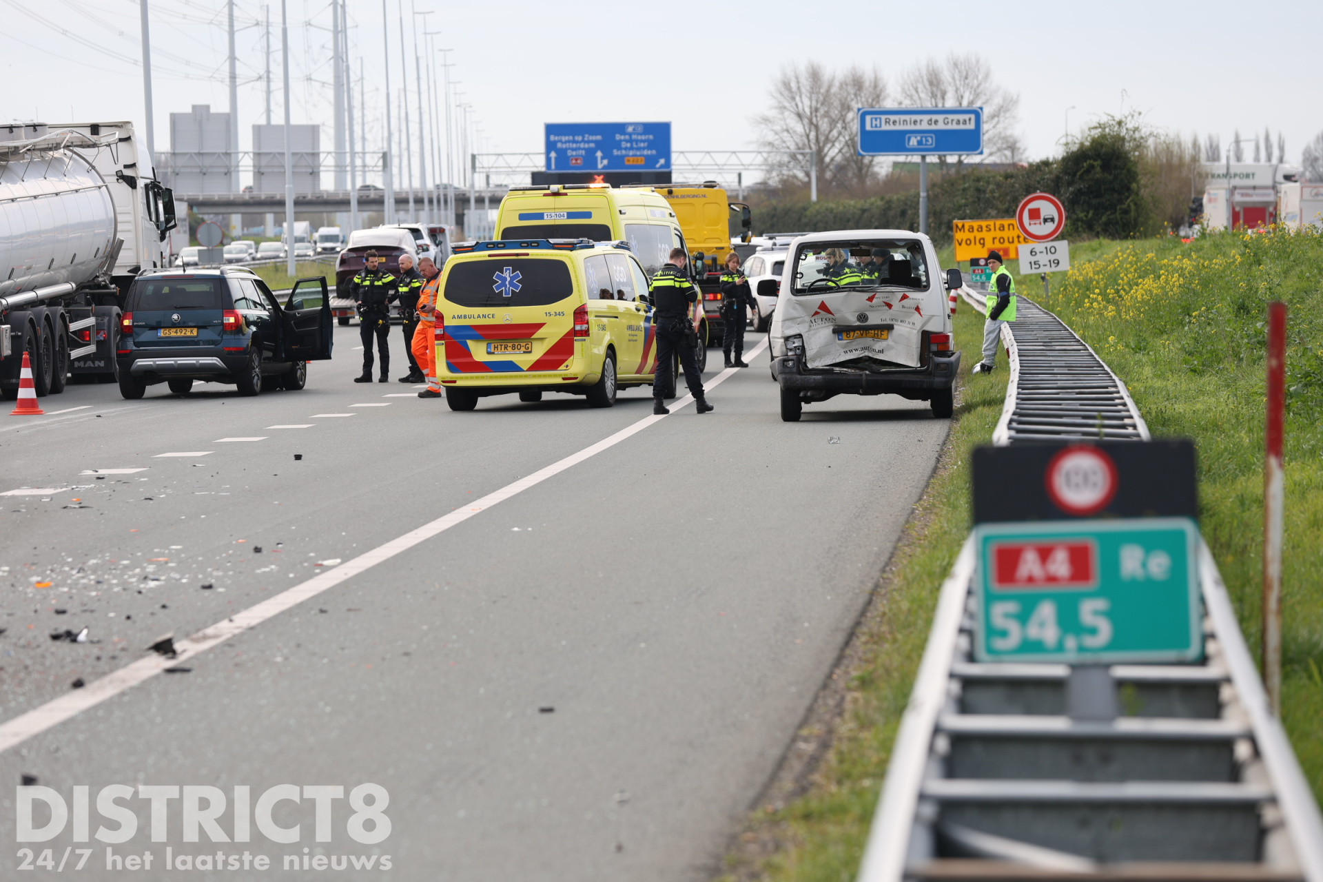 Twee gewonden en veel schade na fors ongeval tussen drie voertuigen A4 Den Hoorn