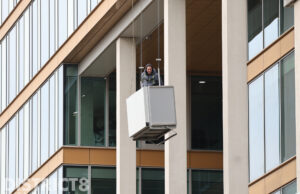 Glazenwasser vast op grote hoogte door storing Lange Kleiweg Rijswijk