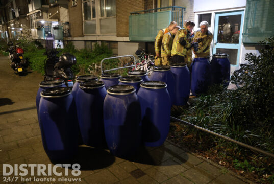Brandweer en politie doen onderzoek na vondst van vaten in keldergang Wantsnijdersgaarde Den Haag