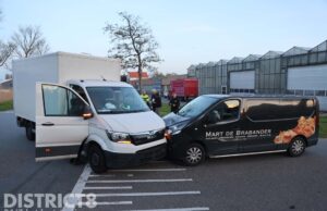 Bestuurder gewond bij aanrijding met twee busjes Bospolder Honselersdijk