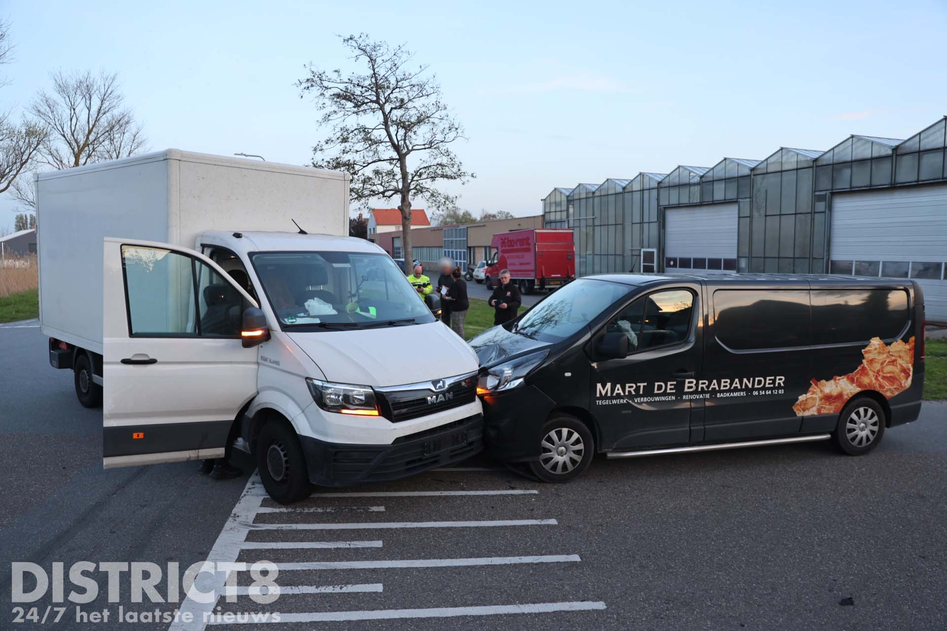 Bestuurder gewond bij aanrijding met twee busjes Bospolder Honselersdijk