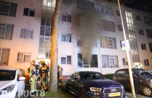 Brandweer schaalt op bij brand in portiekwoning Kuinrestraat Den Haag