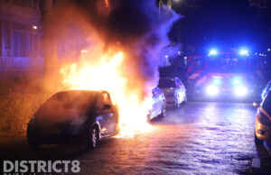 Twee geparkeerde auto’s gaan in vlammen op bij flinke autobrand Coevordenstraat Den Haag