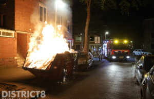 Metershoge vlammen bij in brand gestoken afvalcontainer Leersumstraat Den Haag