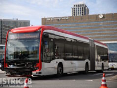 Twee gewonden na aanrijding tussen lijnbus en auto’s Prins Bernhardviaduct Den Haag