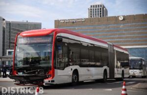 Twee gewonden na aanrijding tussen lijnbus en auto’s Prins Bernhardviaduct Den Haag