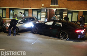 Duitse huurauto crasht en ramt geparkeerde auto’s Lijnbaan Den Haag