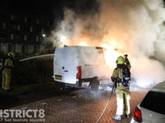 Geparkeerde werkbus gaat in vlammen op De Gaarde Den Haag