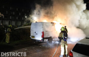 Geparkeerde werkbus gaat in vlammen op De Gaarde Den Haag