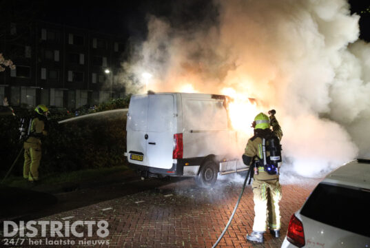 Geparkeerde werkbus gaat in vlammen op De Gaarde Den Haag