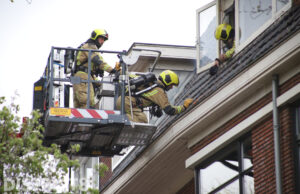 Bewoners opgeschrikt na brand in het dak Thorbeckelaan Den Haag