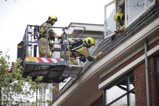 Bewoners opgeschrikt na brand in het dak Thorbeckelaan Den Haag