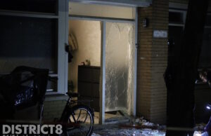 Veel schade aan voordeur en ramen na nachtelijke explosie Bloemfonteinstraat Den Haag