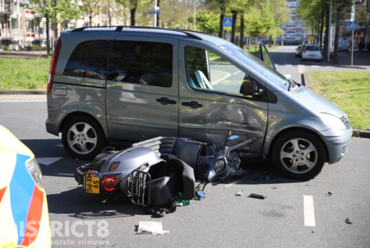 Bestuurder van motorscooter gewond na aanrijding met auto Meppelweg Den Haag