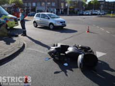 Automobilist rijdt rechtdoor op afslaande baan en botst met motorscooter Zuiderparklaan Den Haag