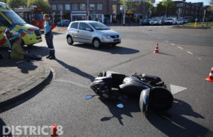 Automobilist rijdt rechtdoor op afslaande baan en botst met motorscooter Zuiderparklaan Den Haag