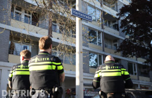 Politie doet instap bij tabakshop vanwege lopend onderzoek Hertenrade Den Haag