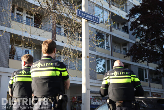 Politie doet instap bij tabakshop vanwege lopend onderzoek Hertenrade Den Haag