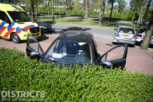 Veel schade na ongeval met geparkeerde auto’s Meppelweg Den Haag
