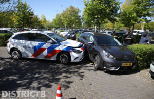 Politieauto betrokken bij ongeval op parkeerplaats Mr. P. Droogleever Fortuynweg Den Haag