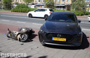 Scooterrijder gewond na botsing met onherkenbaar politievoertuig Soestdijksekade Den Haag