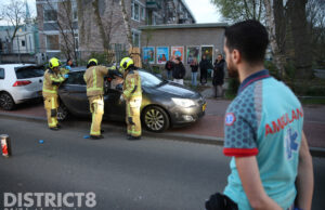 Brandweer bevrijdt bijrijdster uit auto na ongeval Bouwlustlaan Den Haag