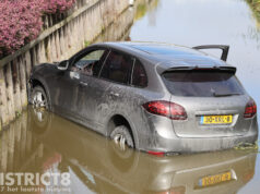 Porsche raak te water na ongeval met vuilniswagen Burgerdijkseweg De Lier