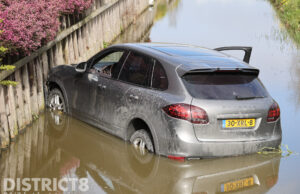 Porsche raak te water na ongeval met vuilniswagen Burgerdijkseweg De Lier