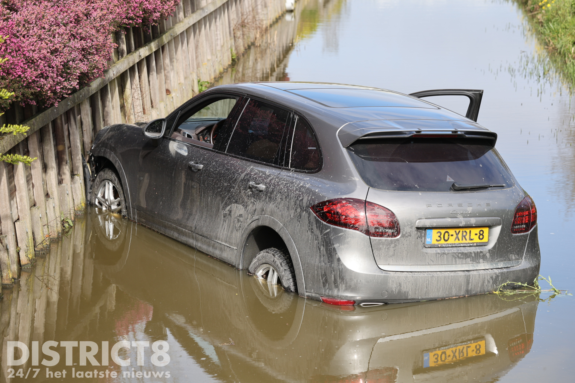 Porsche raak te water na ongeval met vuilniswagen Burgerdijkseweg De Lier
