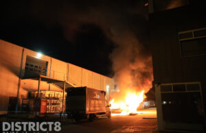 Felle brand verwoest geparkeerde bakwagen Oude Middenweg Den Haag