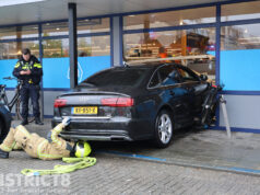 Automobilist rijdt door gevel van supermarkt Struyck van Bergenstraat Wateringen