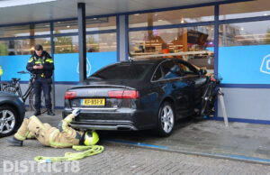 Automobilist rijdt door gevel van supermarkt Struyck van Bergenstraat Wateringen