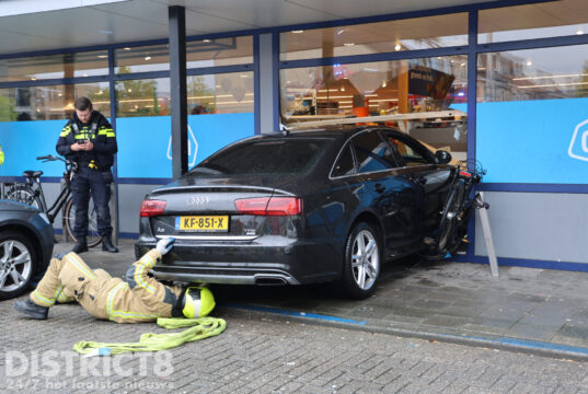 Automobilist rijdt door gevel van supermarkt Struyck van Bergenstraat Wateringen