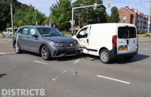 Flinke schade na ongeval tussen twee voertuigen Melis Stokelaan Den Haag
